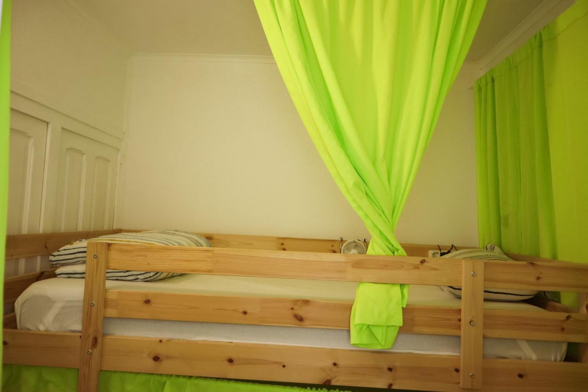 White House Hostal *