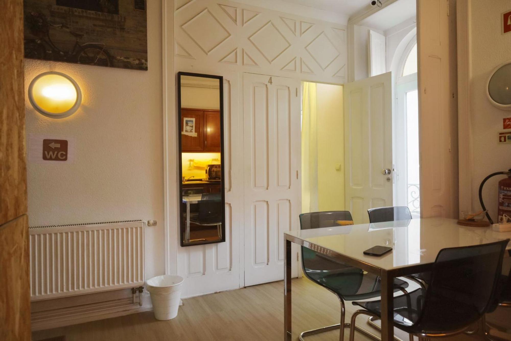 White House Hostal