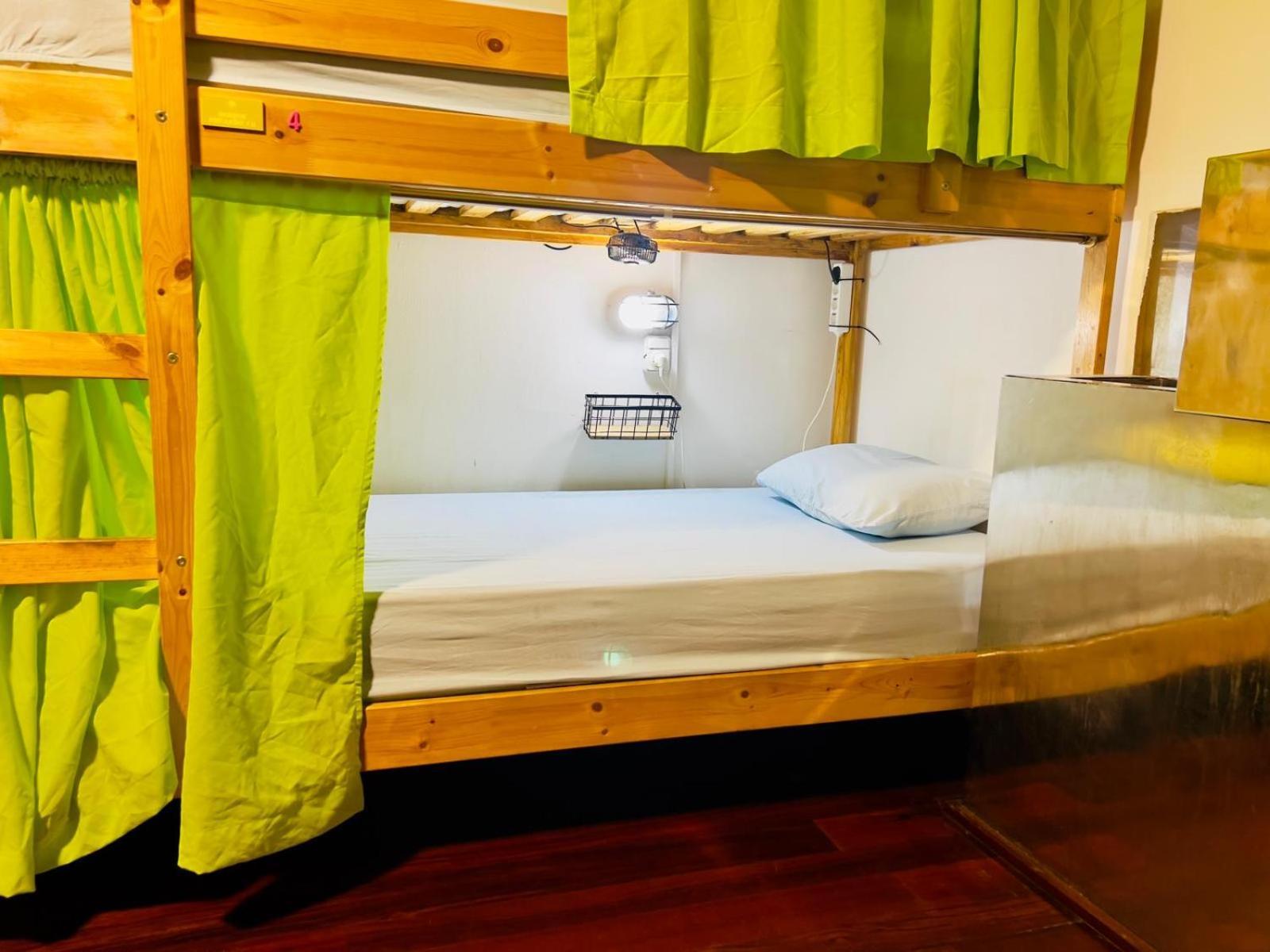 Hostal White House *