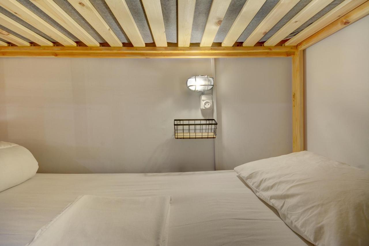 Hostal White House *