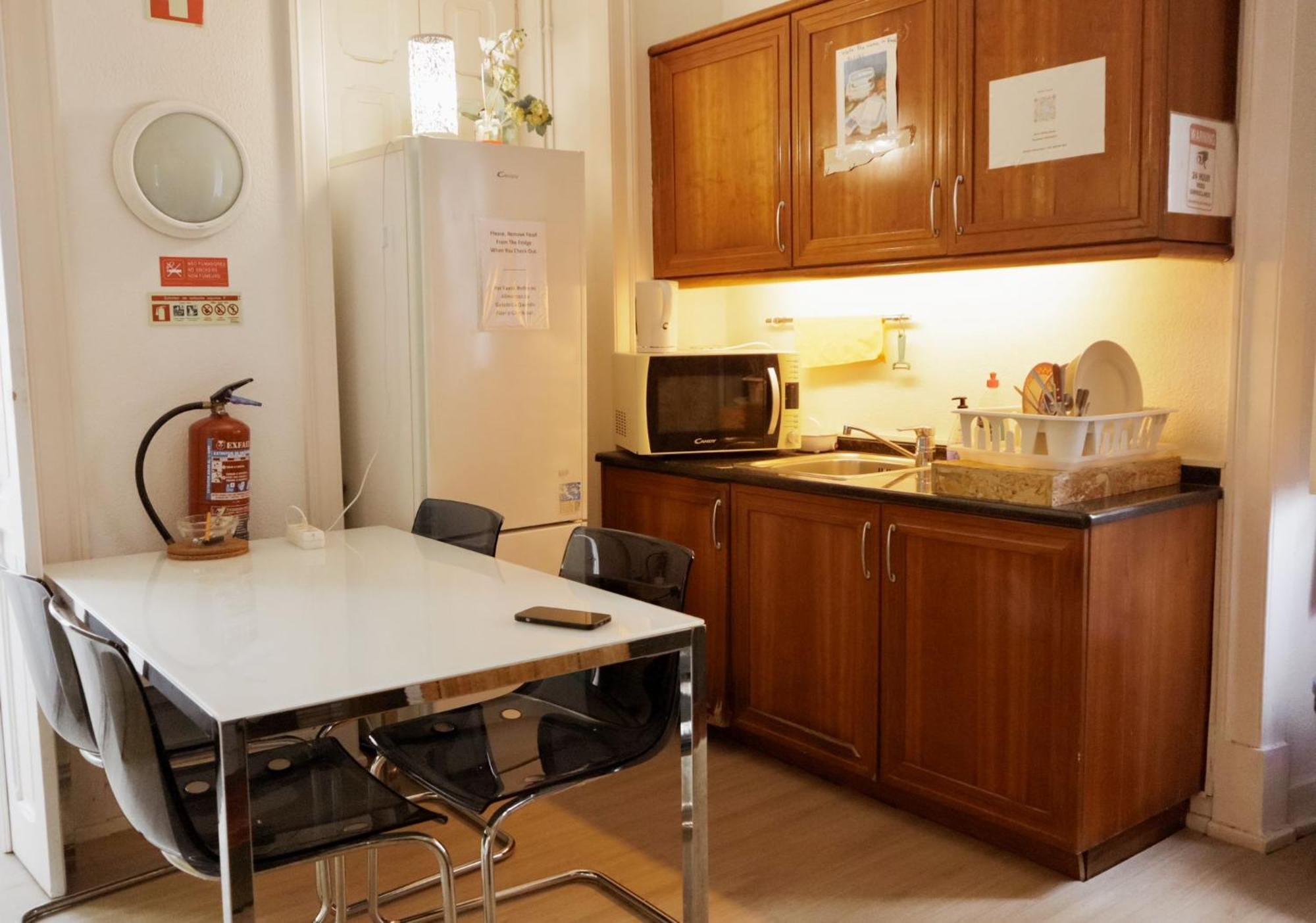 Hostal White House *